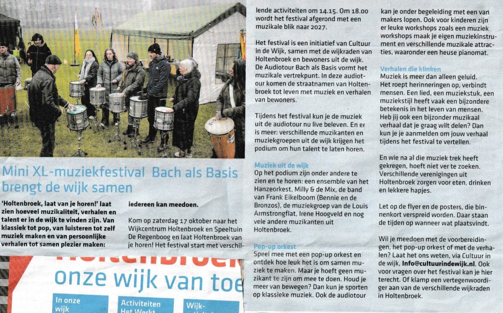 Een groep mensen speelt op instrumenten bij het Mini XL-muziekfestival in Holtenbroek, met een tent op de achtergrond.
