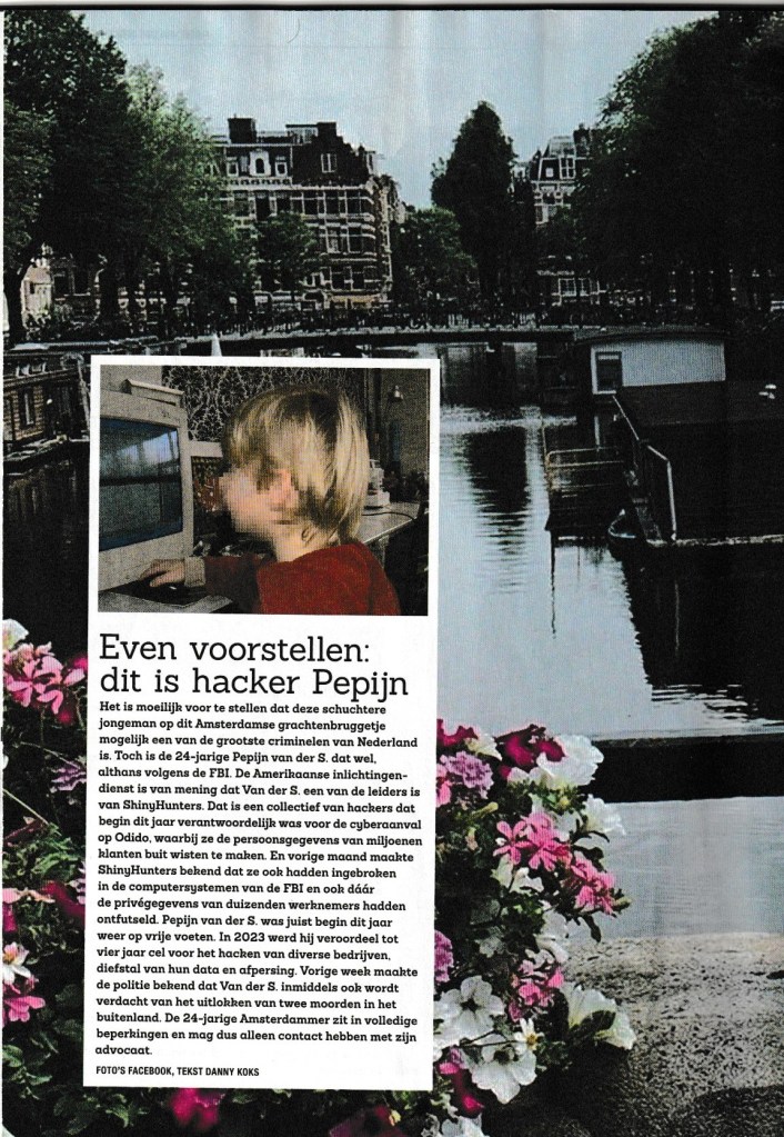 Een afbeelding van een artikel over hacker Pepijn met een foto van hem aan een computer, voor een achtergrond van Amsterdamse grachten en gebouwen.